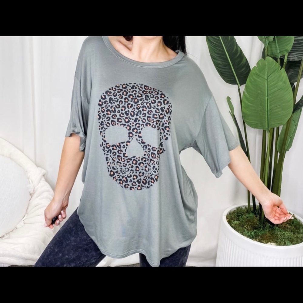 Leopard skull oversized tshirt M NWOT